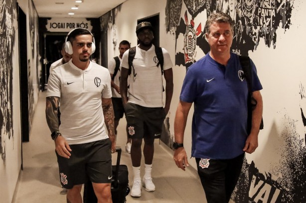 Fagner e Walmir chegam ao vestiário da Arena Corinthians para o jogo contra o Red Bull