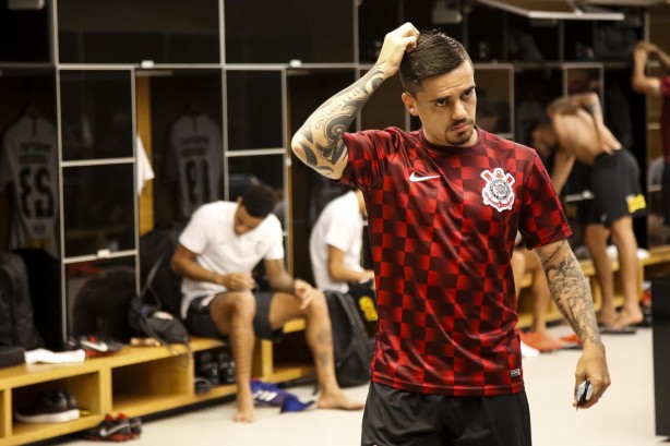 Fagner no vestiário da Arena Corinthians antes do jogo contra o Red Bull Brasil