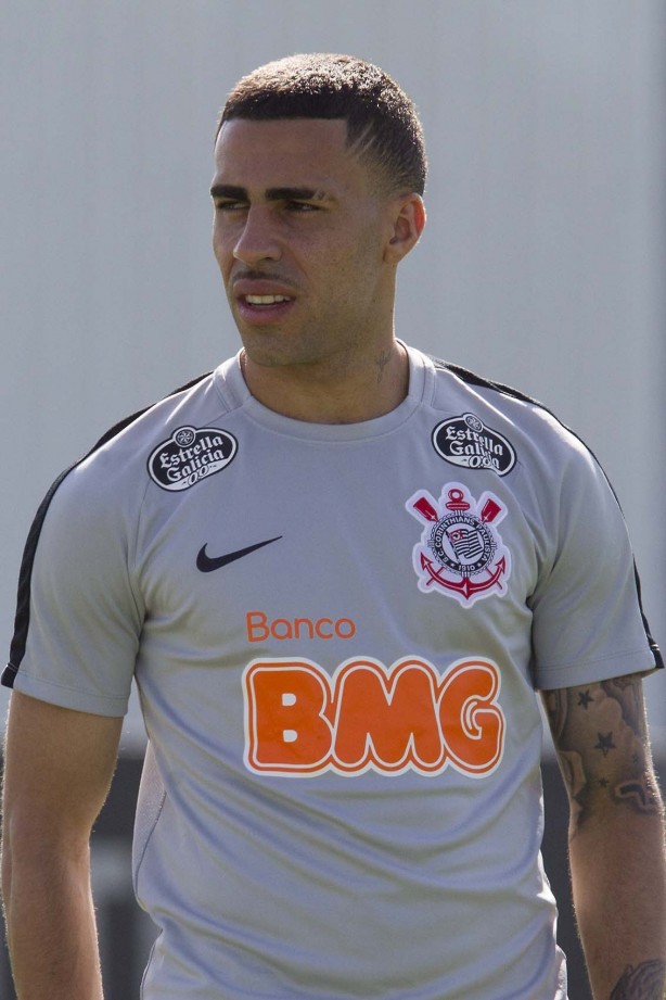 Gabriel no treino desta sexta-feira; Timão encara seu ex-clube, o Palmeiras, neste sábado