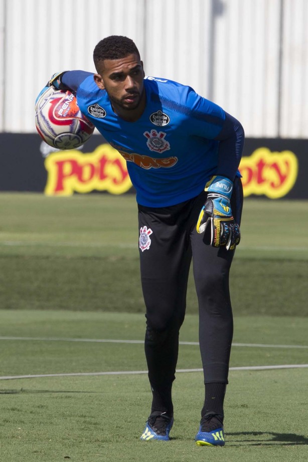 Goleiro Filipe no treinamento de hoje no CT Joaquim Grava; próximo adversário é o Palmeiras