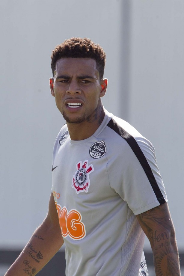Gustavo no treinamento desta sexta-feira no CT Joaquim Grava; foco é no Palmeiras