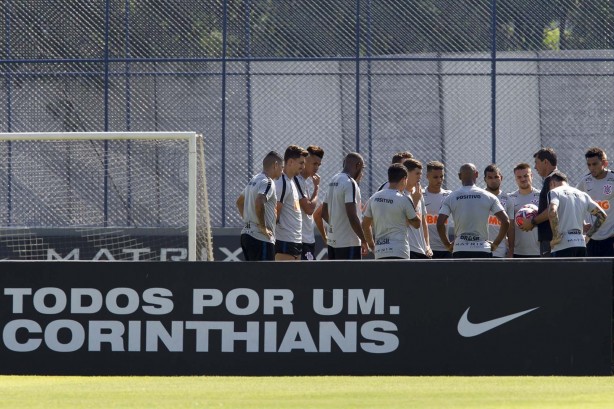 Jogadores reunidos em treino de preparação para duelo contra o Palmeiras