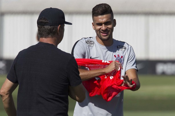 Léo Santos no treino desta sexta-feira no CT Joaquim Grava; time enfrenta o Palmeiras, no sábado
