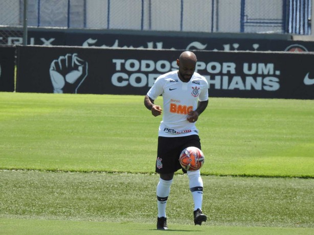 Love fez embaixadinhas em apresentação oficial no Timão