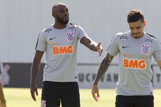 Manoel e Fagner no treino desta sexta-feira no CT; Timão se prepara para o primeiro Dérbio do ano