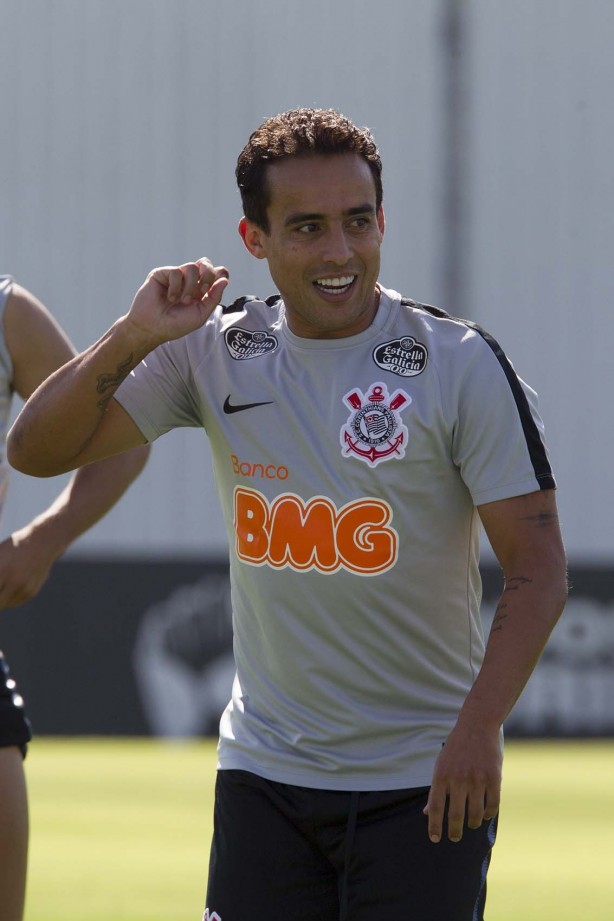 Meia Jadson treina nesta sexta-feira no CT para enfrentar o Palmeiras, no sábado