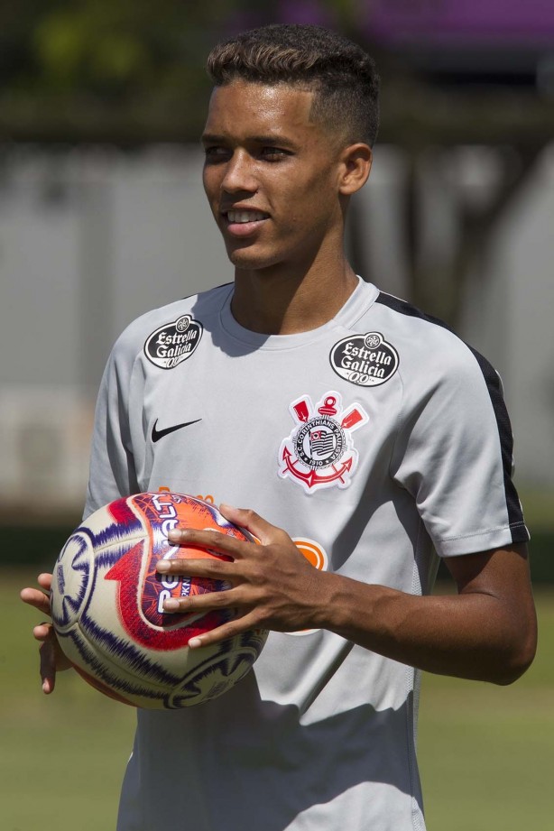 Menino Pedrinho treina com o elenco para o jogo contra o Palmeiras, no sábado