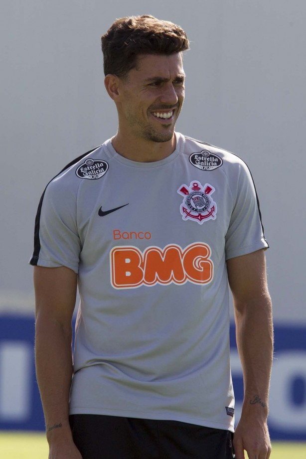 O lateral Danilo Avelar segue com constante desconfiança da Fiel torcida
