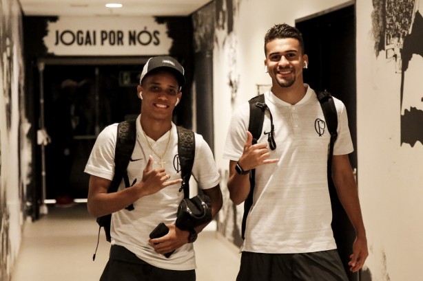 Pedrinho e Léo Santos chegam ao vestiário da Arena Corinthians para o jogo contra o Red Bull