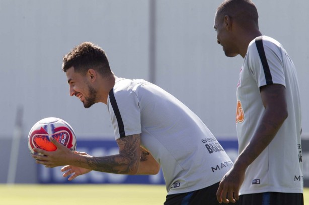 Pedro Henrique e Marllon no treino desta sexta-feira no CT Joaquim Grava