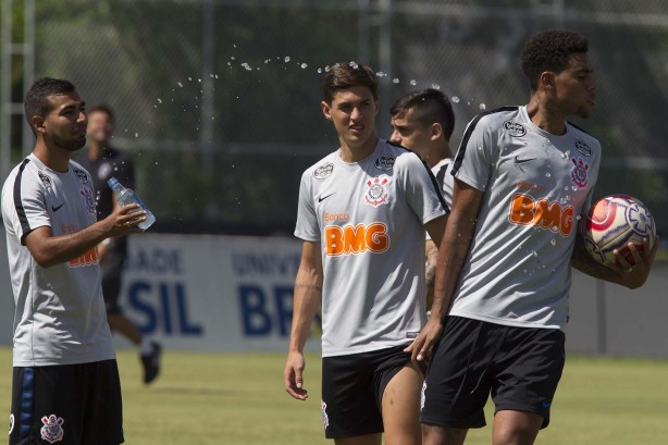 Sornoza e Vital no treinamento desta sexta-feira no CT Joaquim Grava