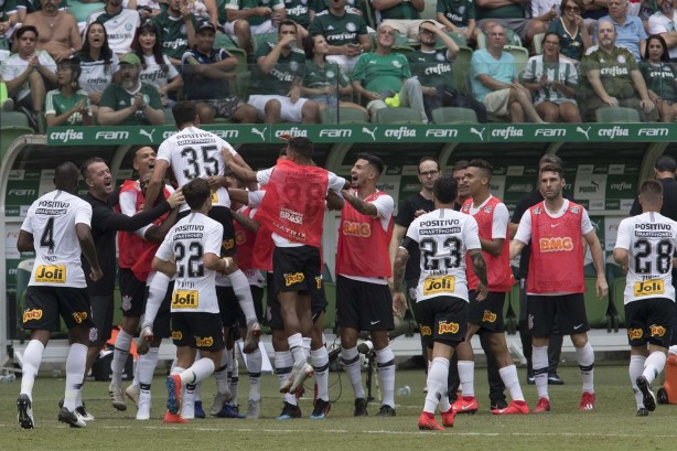 Avelar comemora com o banco de reservas seu gol contra o Palmeiras, pelo Paulistão 2019