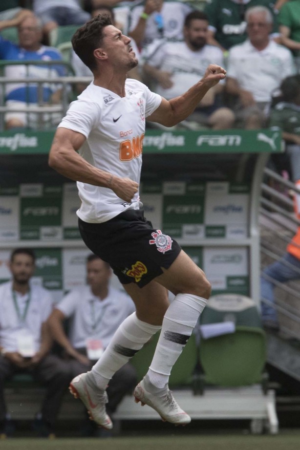 Danilo Avelar marcou, ainda no primeiro tempo, o gol da vitória corinthiana sobre o Palmeiras