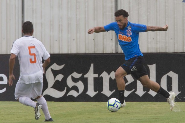 André Luís no jogo-treino contra o Desportivo Brasil, nesta segunda-feira, no CT Joaquim Grava