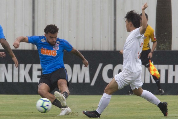 André Luís no jogo-treino contra o Desportivo Brasil, no CT Joaquim Grava