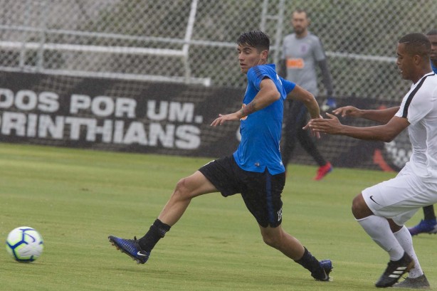 Angelo Araos no jogo-treino contra o Desportivo Brasil, no CT Joaquim Grava