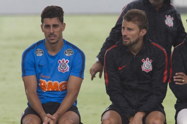 Avelar e Henrique no jogo-treino contra o Desportivo Brasil, no CT Joaquim Grava