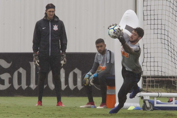 Caíque França no jogo-treino contra o Desportivo Brasil, no CT Joaquim Grava