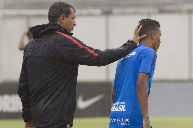 Carille orienta Pedrinho no jogo-treino contra o Desportivo Brasil, no CT