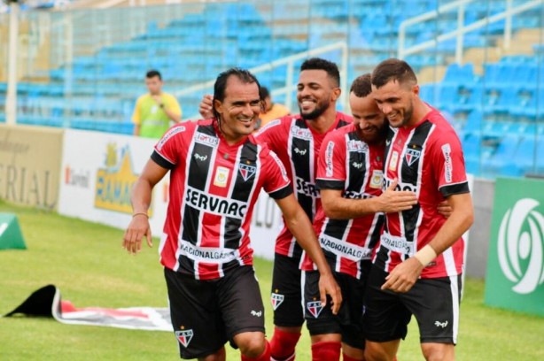 Cariús (à dir.) comemora um de seus gols na primeira rodada da segunda fase do Cearense