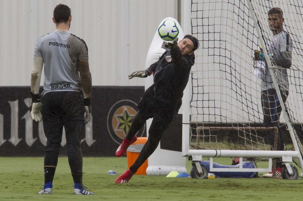 Cássio no jogo-treino contra o Desportivo Brasil, no CT Joaquim Grava