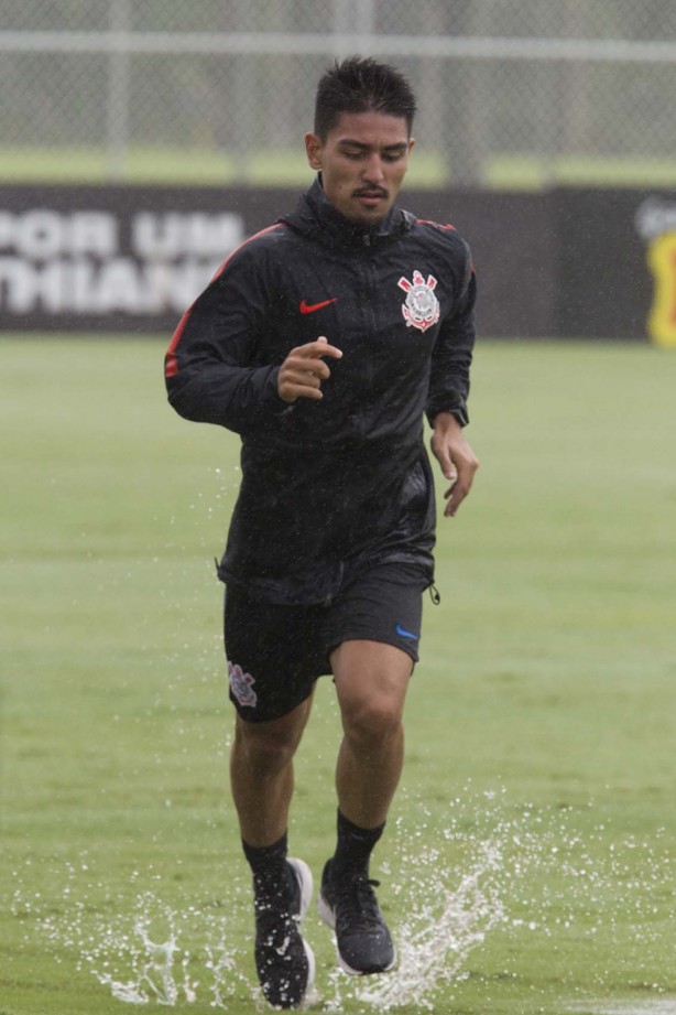 Fabrício Oya no jogo-treino contra o Desportivo Brasil, no CT Joaquim Grava