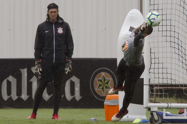 Goleiro Filipe no jogo-treino contra o Desportivo Brasil, no CT Joaquim Grava
