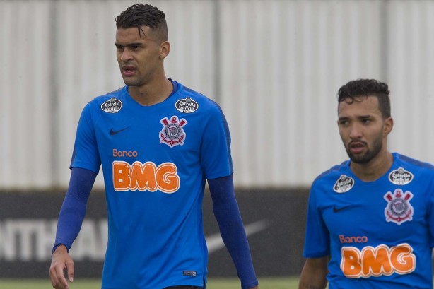 Léo Santos e Clayson no jogo-treino contra o Desportivo Brasil, no CT Joaquim Grava