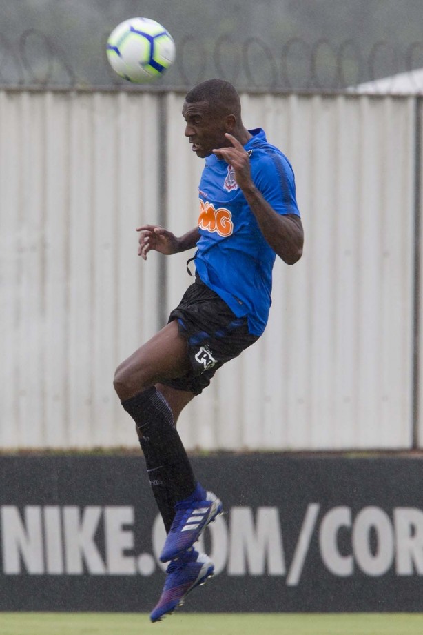 Marllon no jogo-treino contra o Desportivo Brasil, no CT Joaquim Grava