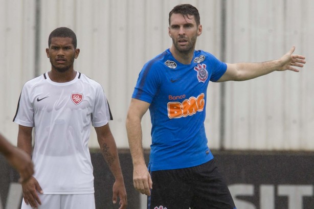 Mauro Boselli durante jogo-treino contra o Desportivo Brasil, nesta segunda-feira