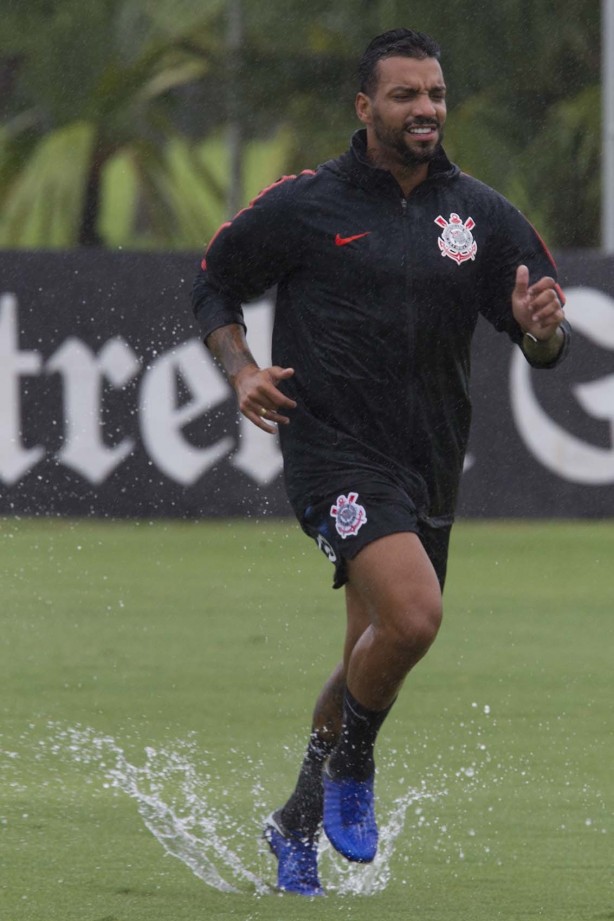 Michel Macedo no jogo-treino contra o Desportivo Brasil, no CT Joaquim Grava