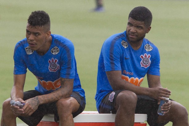 Richard e Jordan no jogo-treino contra o Desportivo Brasil, no CT Joaquim Grava