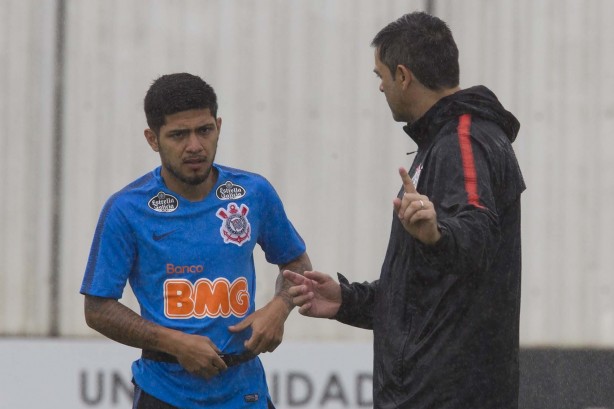 Sergio Díaz e Cuca no jogo-treino contra o Desportivo Brasil, no CT Joaquim Grava