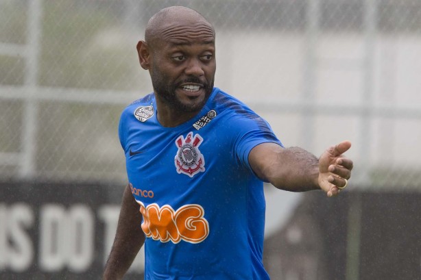 Vagner Love marcou o gol da vitória sobre o Desportivo Brasil, em jogo-treino no CT