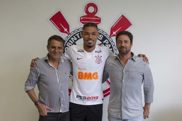 Apresentação oficial de Júnior Urso; novo volante do Timão