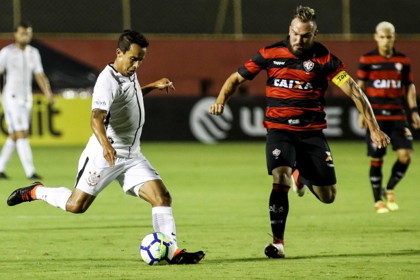 Jadson em ao no primeiro jogo contra o Vitria, no Barrado