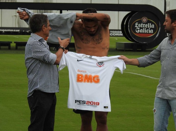 Júnior Urso recebe de Kalil e Duílio o manto alvinegro durante apresentação no CT
