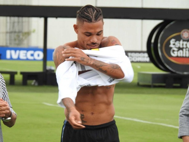 Júnior Urso vestindo o uniforme do Corinthians em sua apresentação no CT Joaquim Grava