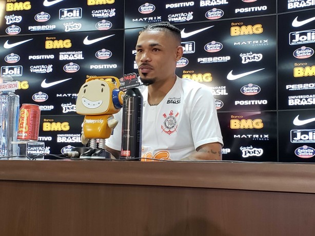 No CT Joaquim Grava, Júnior Urso é apresentado como jogador do Corinthians