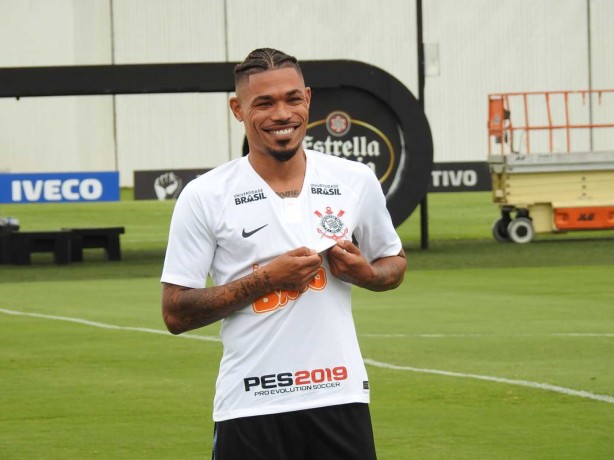 Volanta Júnior Urso em sua apresentação oficial ao Corinthians, no CT Joaquim Grava