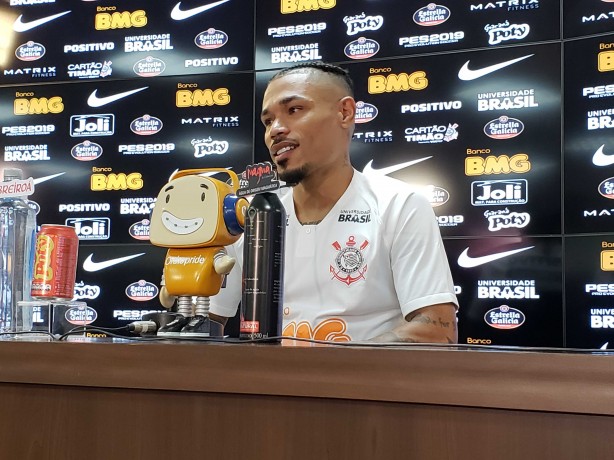Volante Júnior Urso concede entrevista no CT