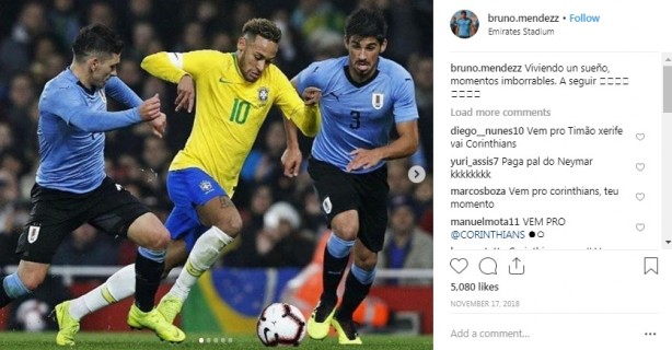 Méndez em ação pela seleção principal do Uruguai contra o Brasil