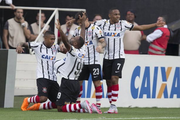 Vagner comemora um de seus gols em triunfo sobre Cruzeiro, na Arena