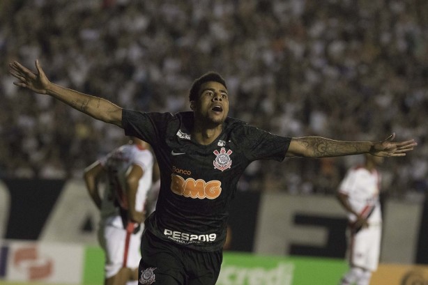 Atacante Gustavo marca dois gols contra o Ferroviário, pela Copa do Brasil