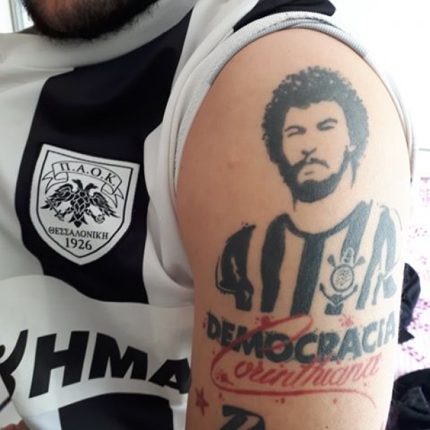 Dimitris exibe tatuagem em homenagem a Sócrates e à Democracia Corinthiana