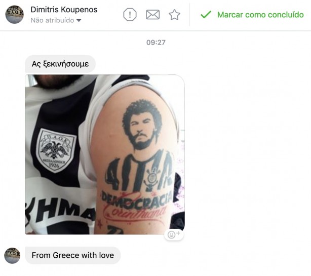 Fã da Democracia Corinthiana, torcedor do PAOK tatua Sócrates no braço