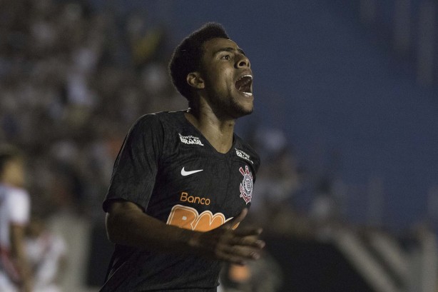 Gustavo comemorando muito seus gols contra o Ferroviário, pela Copa do Brasil