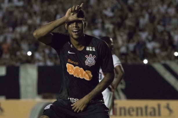 Gustavo comemorando seu gol contra o Ferroviário, pela Copa do Brasil