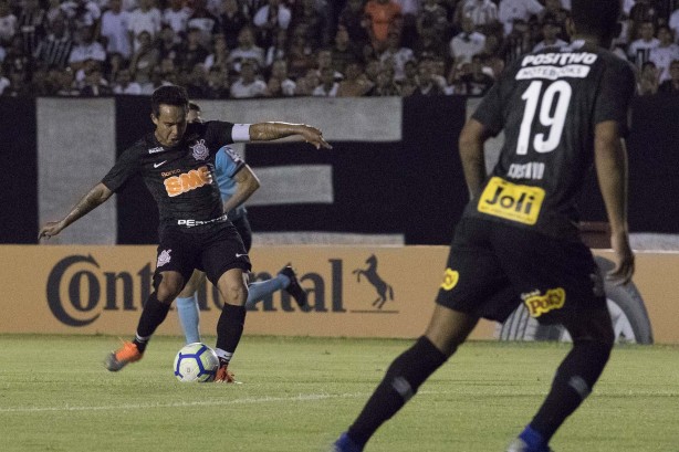 Jadson arrisca de longe contra o Ferroviário, pela Copa do Brasil