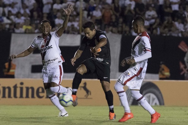 Jadson em jogo contra o Ferroviário, pela Copa do Brasil